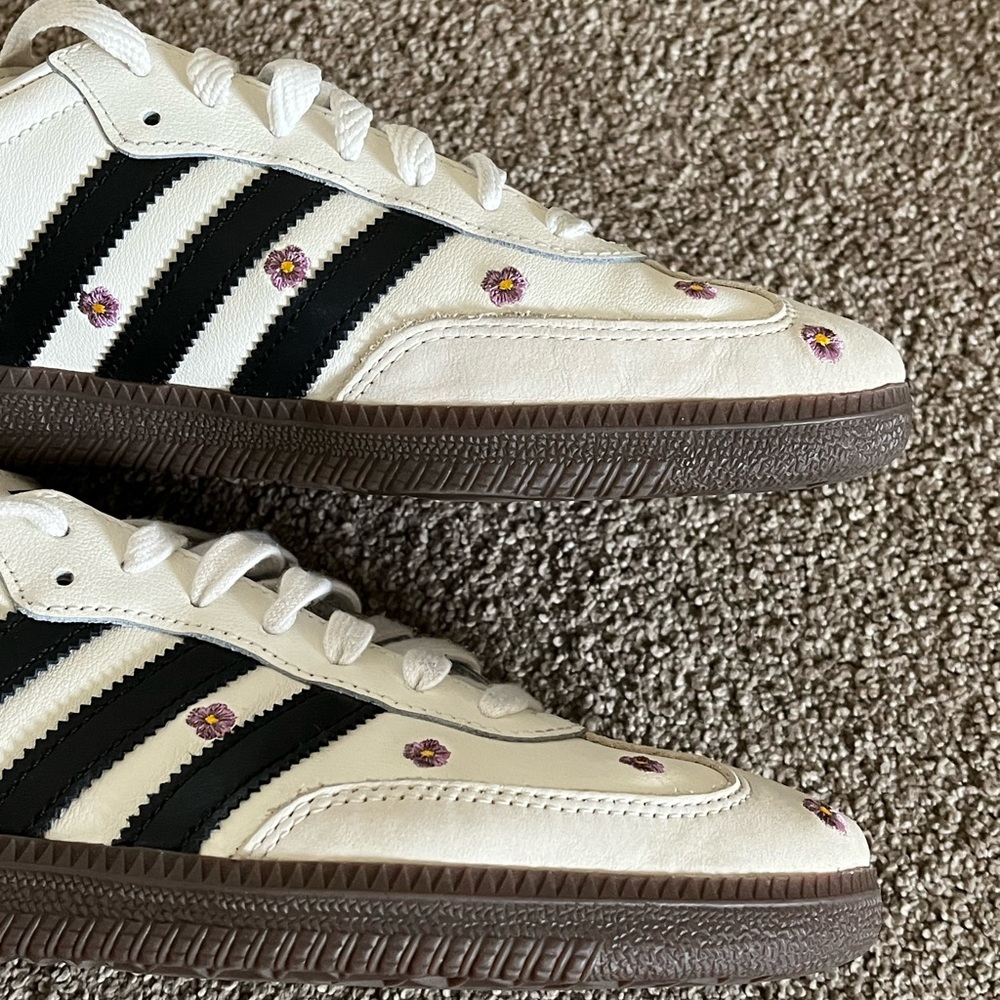 Adidas Samba White Sneakers with Black Stripes and Floral Embroidery - Picture 3 of 14